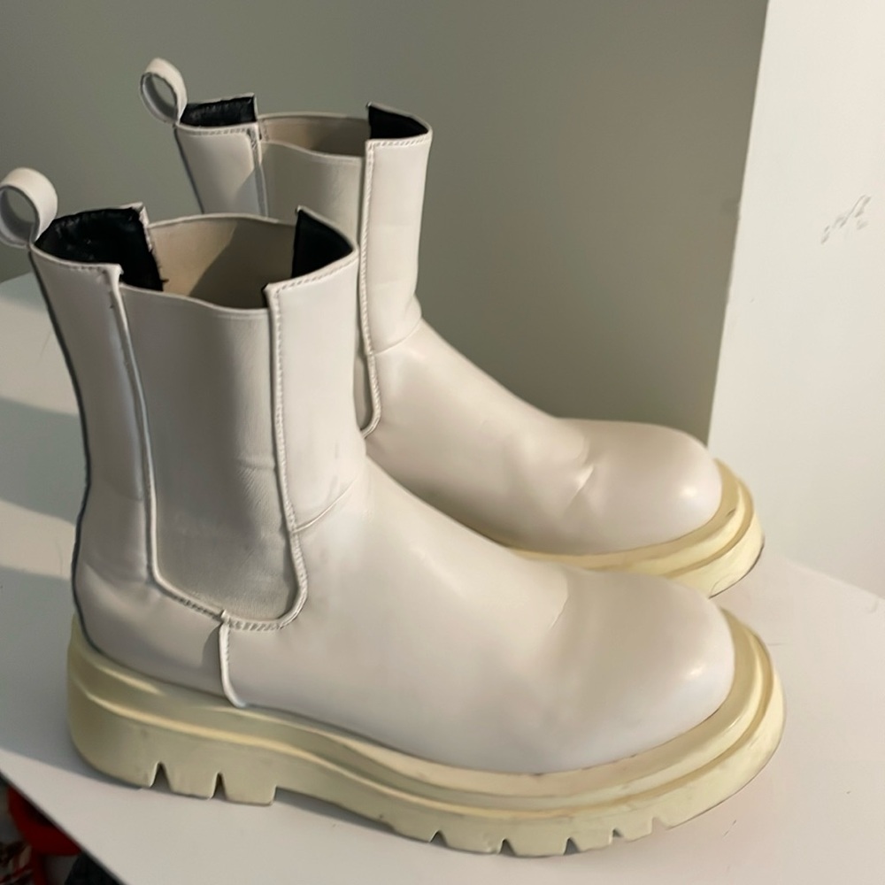 Crème or beige platform short boots.